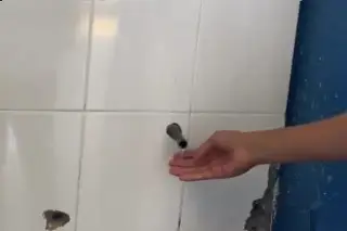 Exhibe baños del CETMAR y lo expulsan: padres exigen esto (+Video)