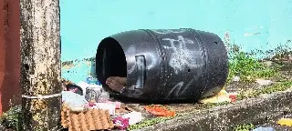 ¿Cómo llegó ahí? Hallan a mujer con vida dentro de bote de basura en Boca del Río