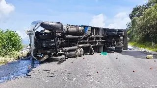 Cierre total en autopista Acatzingo-Ciudad Mendoza por volcadura