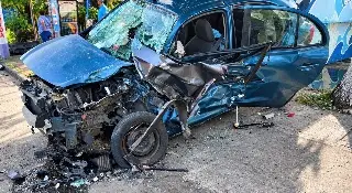 ¡Impacto brutal! Auto termina atorado en una barda tras accidente en la Veracruz-Tejar 
