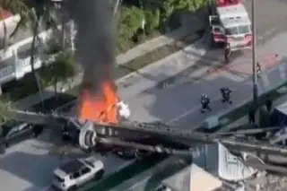 Perforadora colapsa en plena calle de Miami; vehículo termina en llamas (+ Video)