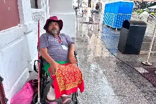 Veracruzano sin hogar pide ayuda urgente para reparar su silla de ruedas