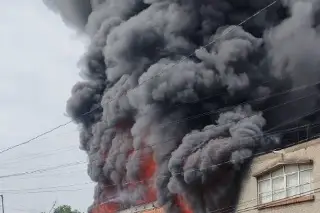 Incendio en bodega recicladora provoca intensa columna de humo (+Video)