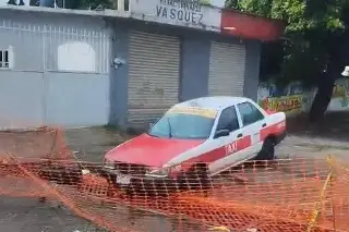 Taxi cae en una zanja pese a la señalización en Veracruz 