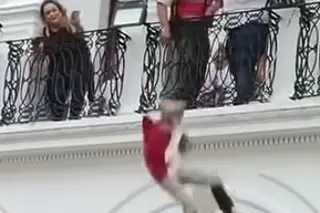 Niño es lanzado desde un balcón durante acto cívico (+ Video)