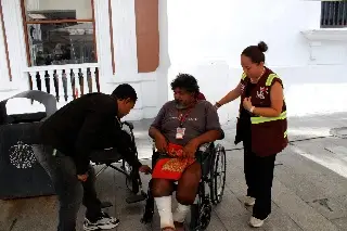 Tras reporte de XEU, DIF de Veracruz entrega silla de ruedas a hombre en situación de calle