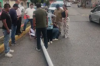 Trbajador se cae con todo y adornos patrios en Nogales