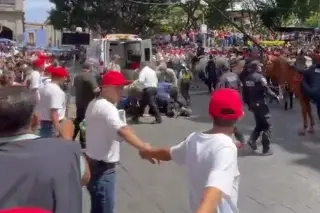 Policía sufre caída de caballo durante desfile del 16 de septiembre (+Video)