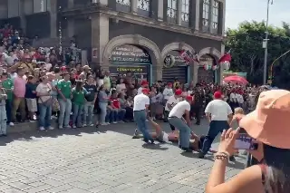 Interrumpen en desfile de Morelos para protestar por asesinato de estudiante española