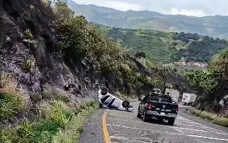 Reportan volcadura en las Cumbres de Maltrata; ¿ya hay paso?