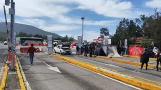 Normalistas de Ayotzinapa toman caseta y dan paso libre a automovilistas