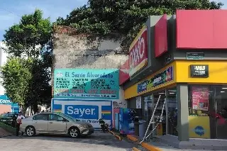 ¡Se quedó sin frenos! Auto termina dentro de tienda de conveniencia en Veracruz