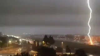 Caen más de 8 mil rayos en tormenta; captan uno que impactó así (+Video)