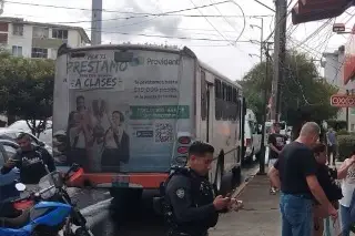 Susto en Xalapa: camión provoca crisis nerviosa tras ganarle el paso al tren