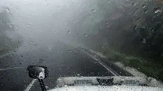 Fuerte neblina y lluvia en las Cumbres de Maltrata, reportan un accidente (VIDEO)