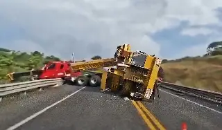 Grúa vuelca y aplasta tráiler en carretera del norte de Veracruz (VIDEO)