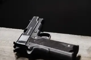 Asesinan a joven afuera de una escuela preparatoria; Esto se sabe