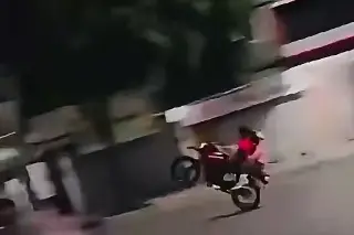 Hace 'caballito' en moto y termina en fuerte accidente
