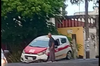 ¡Peligro en Las Brisas! Taxi cae en una alcantarilla rota