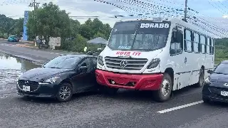 Choca camión con auto y genera caos vial en la Veracruz - Xalapa