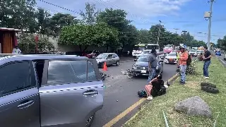 Fuerte accidente deja motociclista lesionado en la Veracruz - Xalapa; así ocurrió