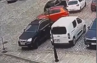 De 78 años, choca contra seis autos al intentar estacionarse (+Video)