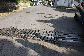 Reparan alcantarilla tras accidente de taxi en Las Brisas