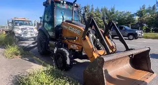 Intentó rebasar y terminó chocando contra una retroexcavadora en Veracruz