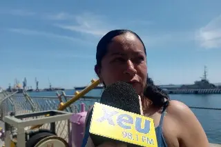 Familia de Puebla se llevan una sorpresa en Veracruz al conocer buque de la Armada