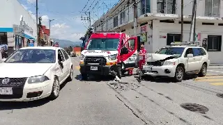 Con todo y paciente abordo, ambulancia choca contra auto particular en el centro de Córdoba