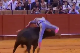 (+Video) ¡Impactante! Torero recibe cornada y continúa toreando