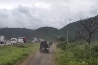 Recuperan tráiler robado con violencia en la Córdoba-Veracruz; buscan caja con mercancía