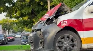 Taxi no alcanza a frenar y choca por detrás a camioneta en Veracruz;