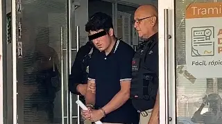 Esposado de pies y manos: así salió Jorge “N” de la Fiscalía tras ser detenido por la muerte de María Cristina
