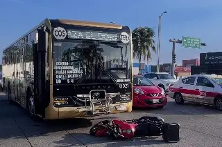¡Fuerte choque en Ruiz Cortines! Camión Ulúa y motociclista protagonizan accidente