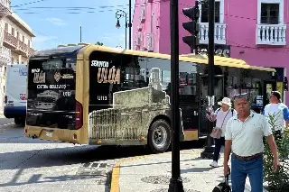 Chocan camiones urbanos en el centro de Veracruz 