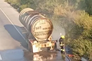 Arde pipa en carretera de Veracruz 
