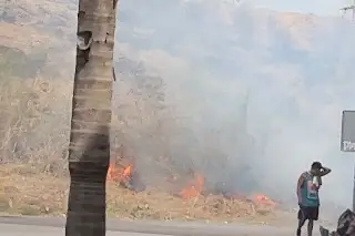Columna de humo cerca de la central de abastos de Xalapa causa alarma entre automovilistas