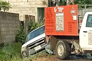 Camioneta cae a brecha en colonia de Veracruz