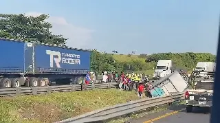 Llega la rapiña tras accidente de camión de carga en la autopista Isla - Acayucan