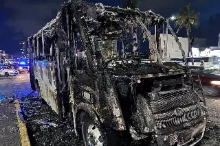 ¿Qué harías si el camión de pasaje en el que viajas se empieza a incendiar? Esto pasó en Boca del Río