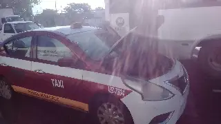 Taxi a punto de quemarse en Veracruz 