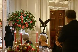 Trump regala a Xi una estatua de un águila calva durante cena de gala