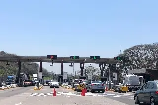 Mientras en EU cruzan sin detenerse, en México las fallas en casetas cuestan horas y dinero