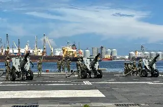 Cañones, camiones, helicópteros y elementos de la Marina en el malecón de Veracruz