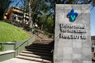 UV alerta por personas que ofrecen chips cerca de sus sedes en Veracruz
