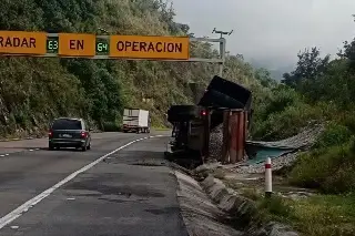 Dos accidentes de tráileres afectan circulación en Cumbres de Maltrata