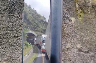 Tráfico pesado en zona de túneles de las Cumbres de Maltrata