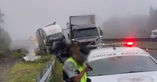 Choque entre dos tráileres colapsa tráfico en la autopista Xalapa-Perote
