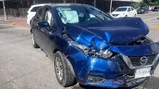 ¡Aparatoso choque! Auto termina impactado en la puerta del conductor en Veracruz
